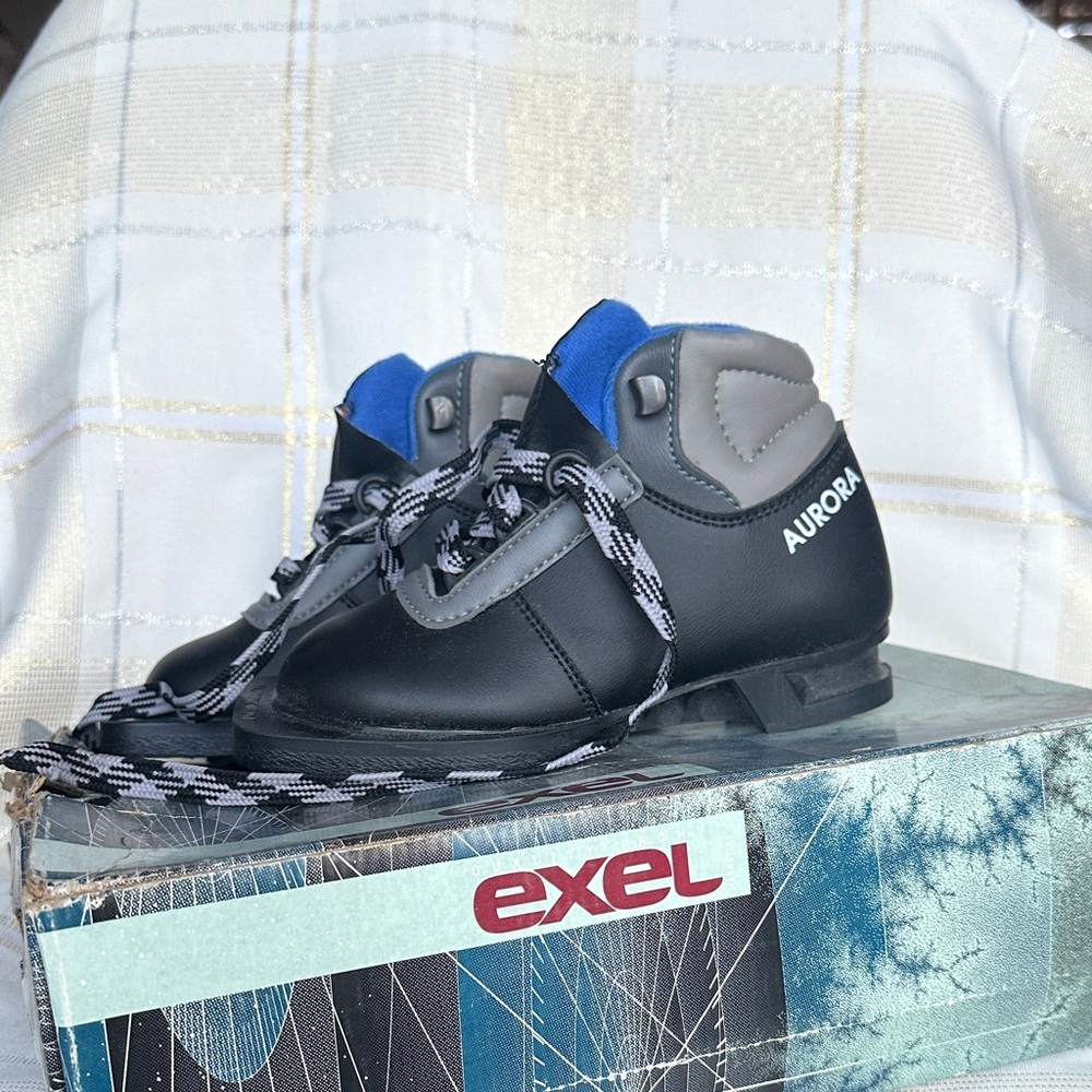 KIDS AURORA 75 MM CROSS COUNTRY SKI BOOTS SIZE 27 EURO US MENS 11, US LADIES 12